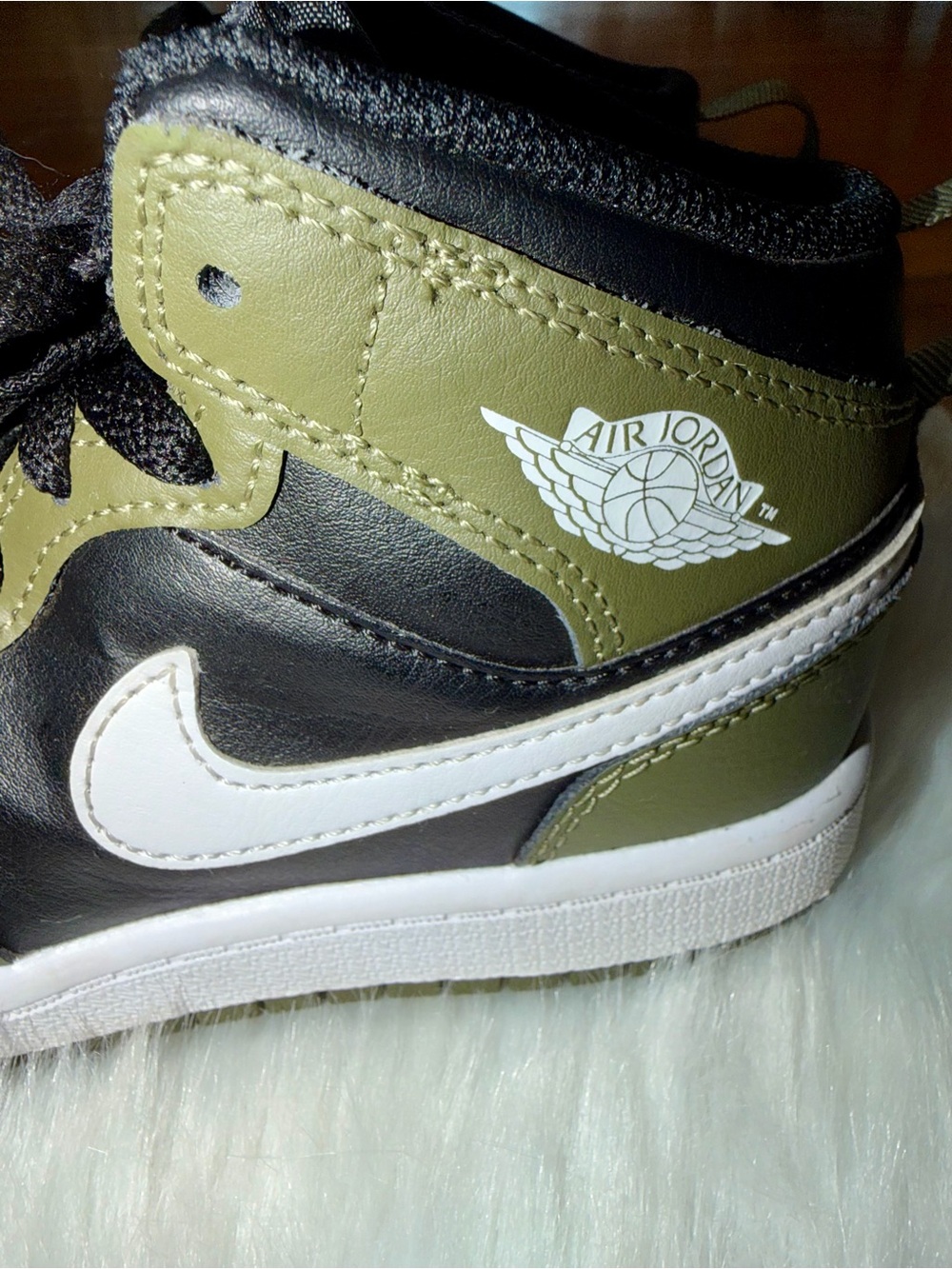 Nike Air Jordan 1 Mid Olive Black White Kids Size 13.5C - Picture 5 of 9